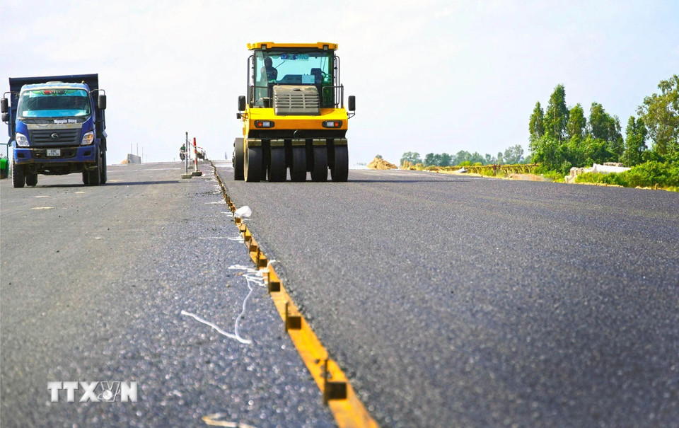 Tranh thủ lúc nắng ráo, các xe lu hoạt động hết công suất để đảm bảo tiến độ. (Ảnh: Huỳnh Anh/TTXVN)