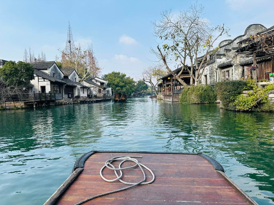 Đi thuyền dọc theo các kênh nước là hoạt động nên thử khi đến với Ô Trấn. (Ảnh: Anh Quang/Vietnam+)