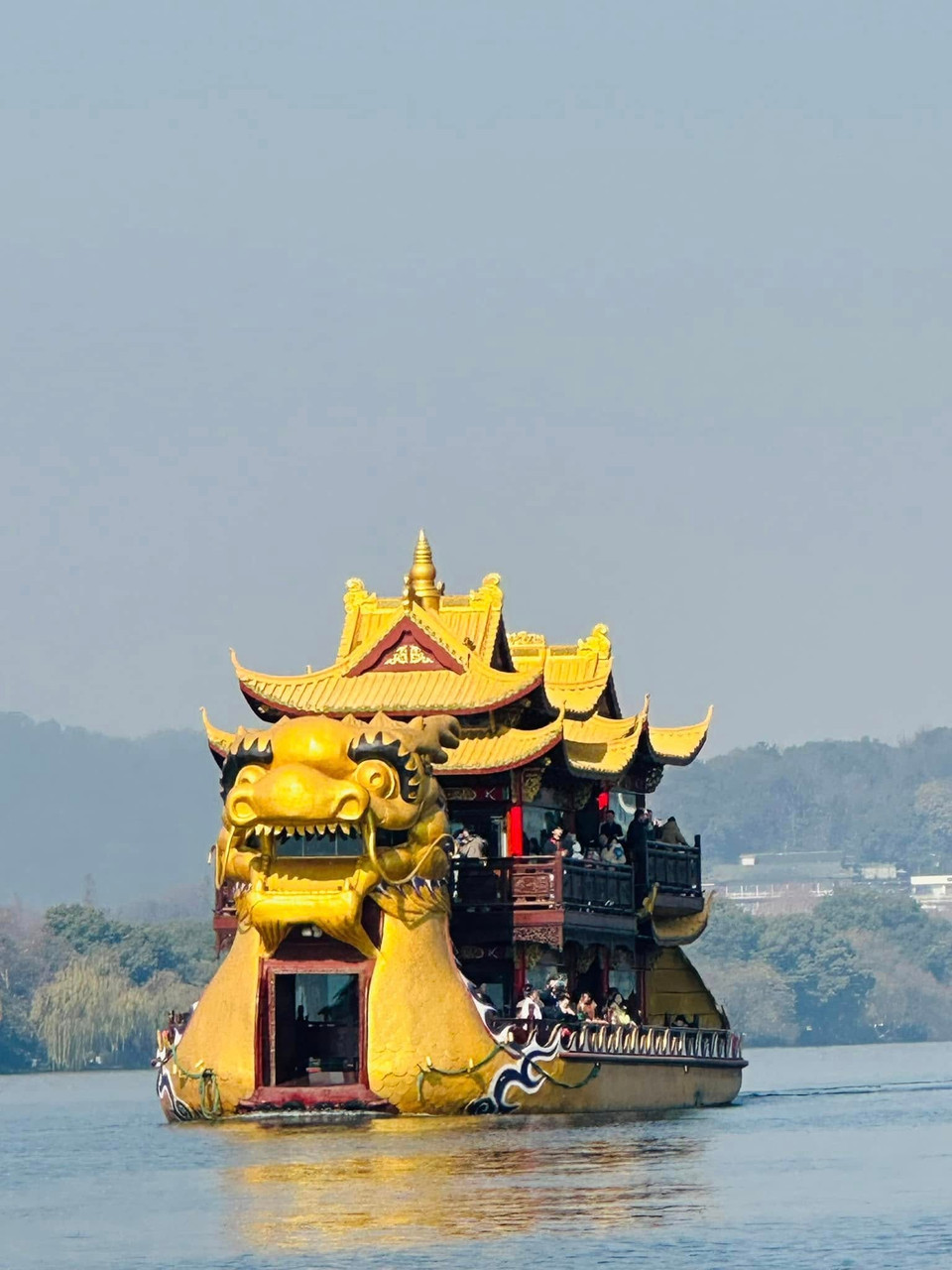 Một trong những trải nghiệm mà đến Tây Hồ chắc chắn không nên bỏ qua đó là du thuyền, Du khách sẽ cảm nhận được sự yên bình trong từng gợn sóng. Vẻ đẹp của Tây Hồ được thu hết trong tầm mắt.(Ảnh: Anh Quang/Vietnam+)