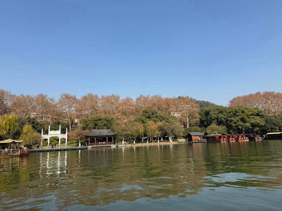 Diện tích của Tây Hồ rơi vào khoảng 6,3 km² bao gồm cả khu vực công viên, khuôn viên trong hồ và hồ nước. Còn xét riêng về phần diện tích chứa nước thì khoảng 5,66 km². (Ảnh: Anh Quang/Vietnam+)