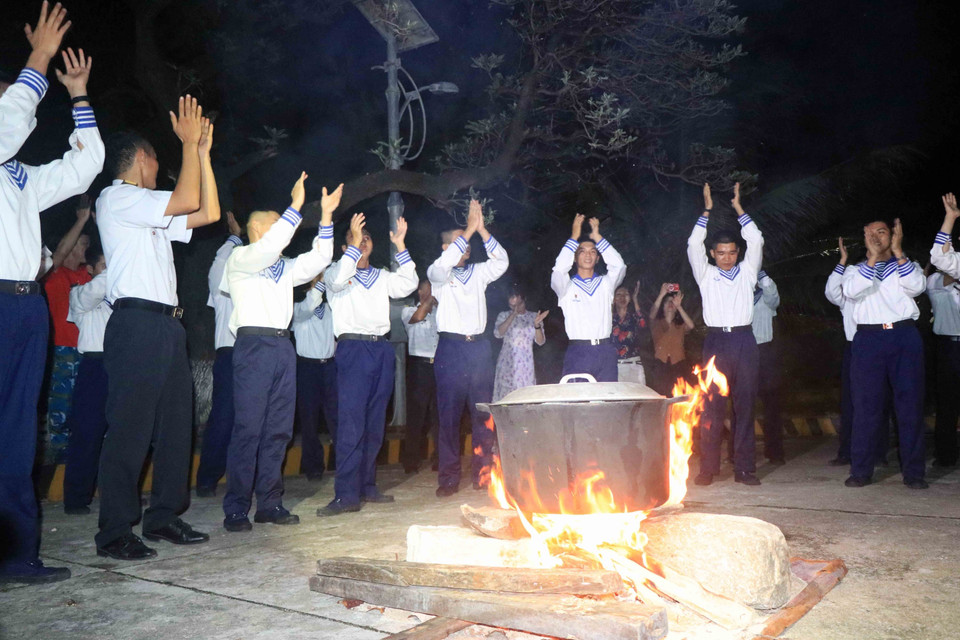 Quân và dân tại đảo Sinh Tồn cùng vui xuân đón tết bên bếp lửa. (Ảnh: Hữu Quyết/TTXVN)