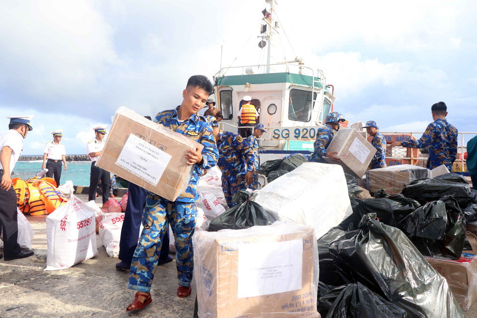 Hàng hóa từ tàu HQ571 được đưa vào bến tàu đảo Song Tử Tây. (Ảnh: Hữu Quyết/TTXVN)