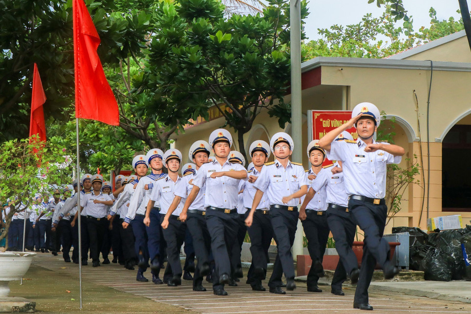 Cán bộ, chiến sỹ tại đảo Sinh Tồn tham gia duyệt đội ngũ trong dịp năm mới. (Ảnh: Hữu Quyết/TTXVN)