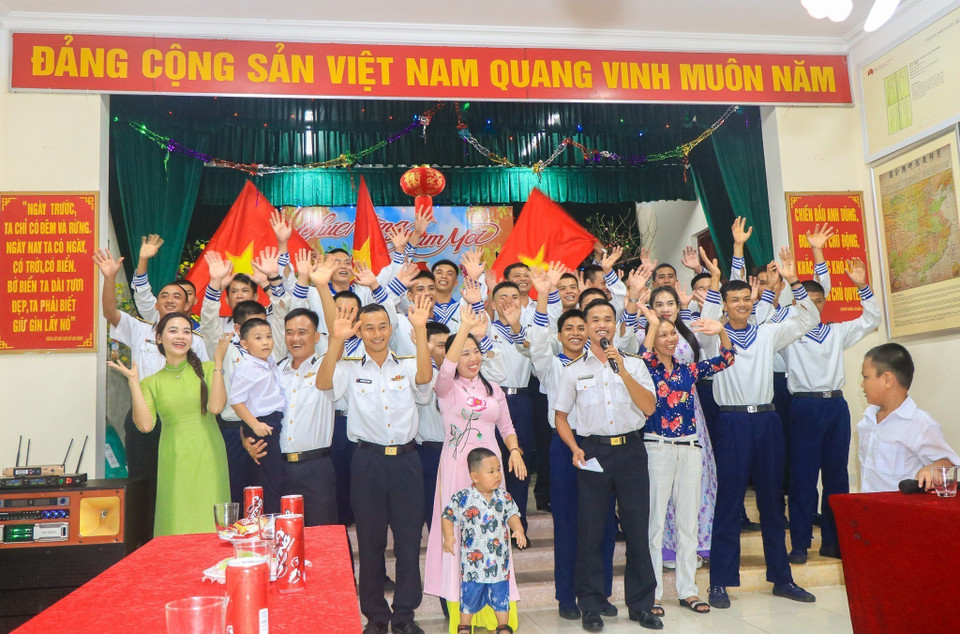 Không khí chào đón mùa xuân mới rộn ràng tại đảo Sinh Tồn. (Ảnh: Hữu Quyết/TTXVN)