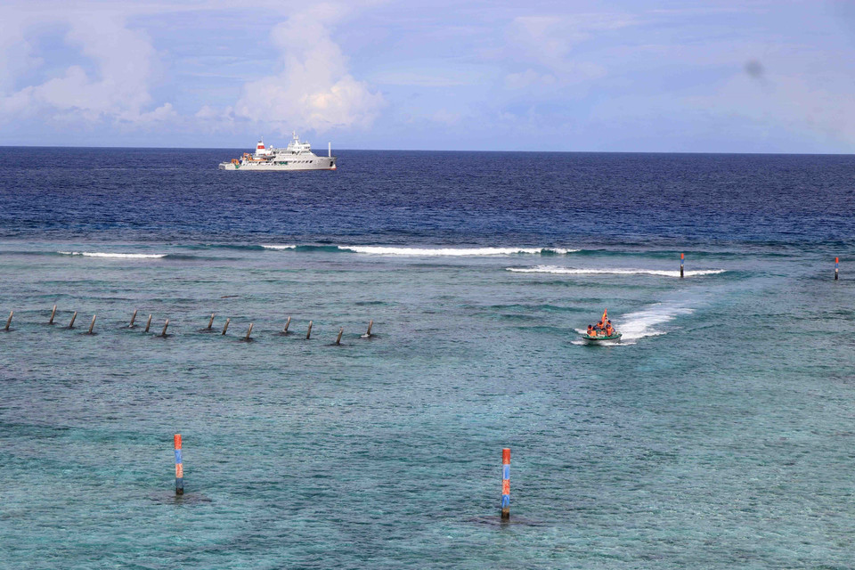 Xuồng máy vận chuyển hàng Tết từ tàu HQ571 vào đảo Cô Lin. (Ảnh: Hữu Quyết/TTXVN)