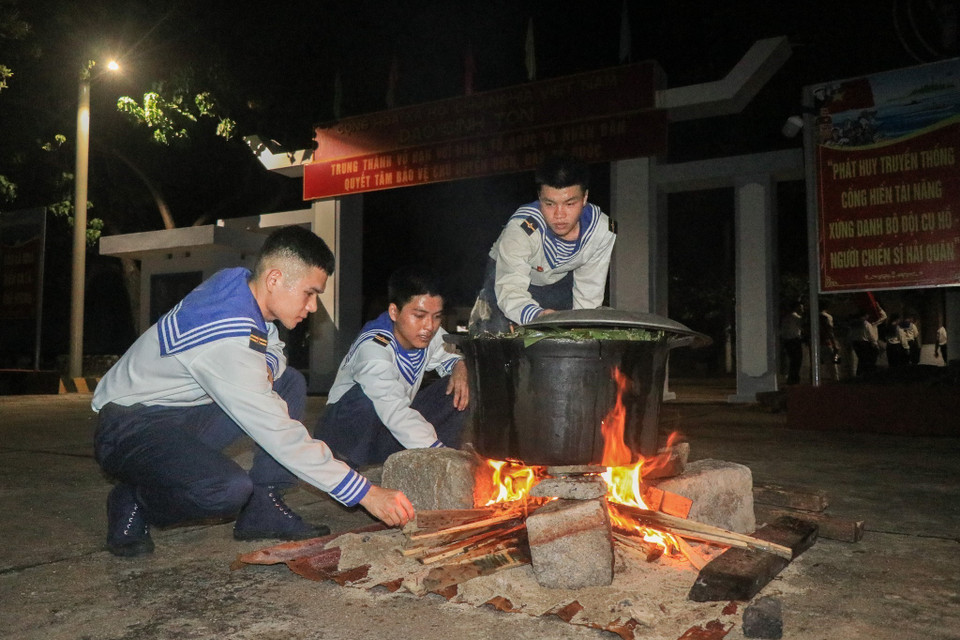 Chiến sỹ tại đảo Sinh Tồn quây quần bên nồi bánh chưng. (Ảnh: Hữu Quyết/TTXVN)