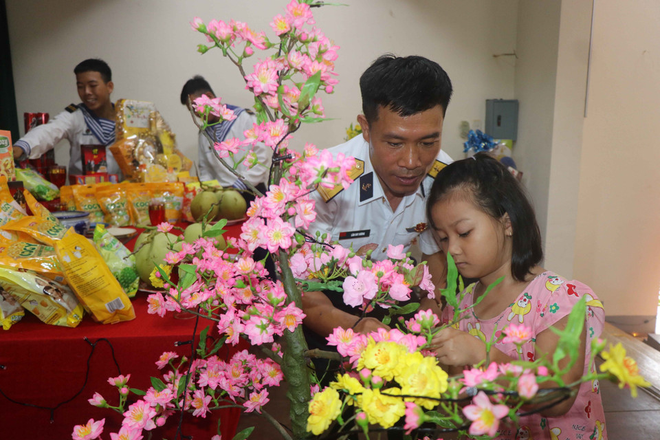 Cán bộ trên đảo Song Tử Tây trang trí hoa Tết. (Ảnh: Hữu Quyết/TTXVN)