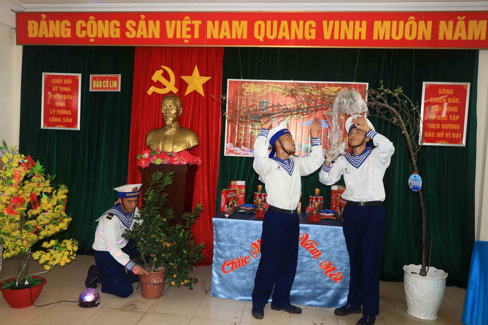 Chiến sỹ tại đảo Cô Lin trang trí cành đào để chuẩn bị đón Tết. (Ảnh: Hữu Quyết/TTXVN)