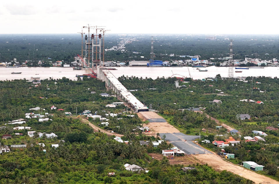 Cầu Rạch Miễu 2 đang thi công nhìn từ cù lao Thới Sơn. (Ảnh: Hồng Đạt/TTXVN)