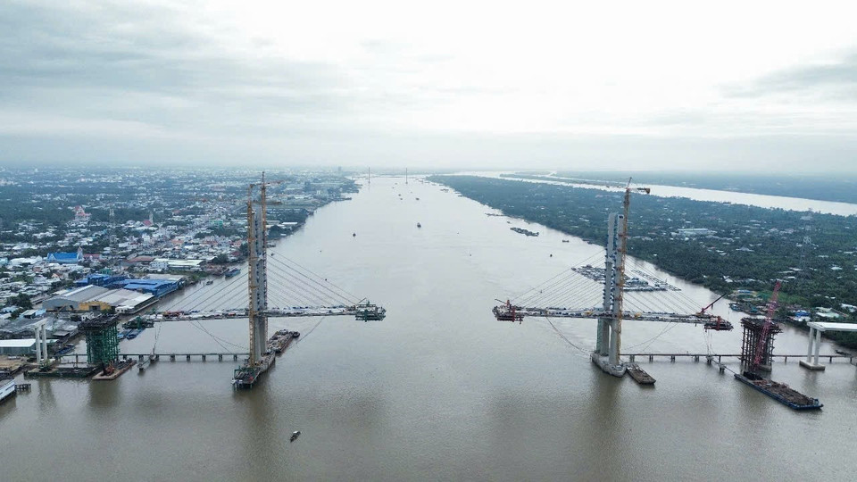 Thi công xây dựng cầu Rạch Miễu 2. (Ảnh: Công Trí/TTXVN)