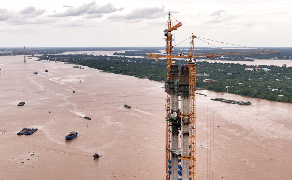Thi công trụ tháp P20 phía cù lao Thới Sơn. (Ảnh: Hồng Đạt/TTXVN)