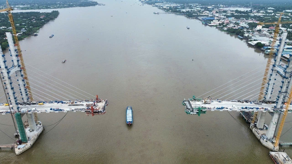 Thi công xây dựng cầu Rạch Miễu 2. (Ảnh: Công Trí/TTXVN)