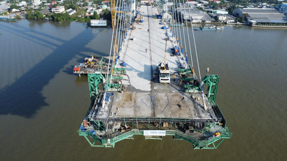 Thi công xây dựng cầu Rạch Miễu 2. (Ảnh: Công Trí/TTXVN)