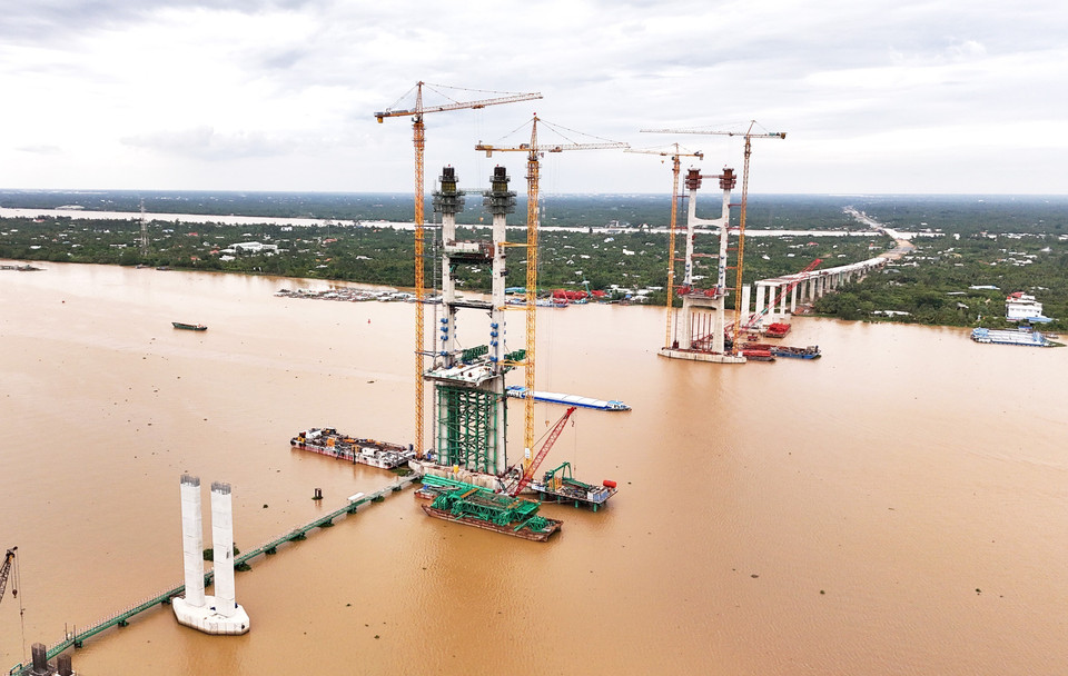 Cầu chính cầu Rạch Miễu 2 đang thi công nhìn từ thành phố Mỹ Tho, tỉnh Tiền Giang. (Ảnh: Hồng Đạt /TTXVN)