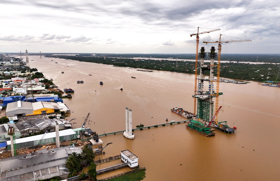 Thi công trụ tháp cầu chính cầu Rạch Miễu 2. (Ảnh: Hồng Đạt/TTXVN)