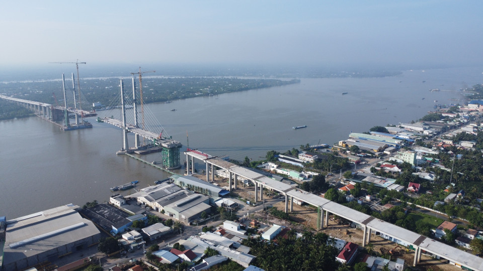 Thi công xây dựng cầu Rạch Miễu 2. (Ảnh: Công Trí/TTXVN)