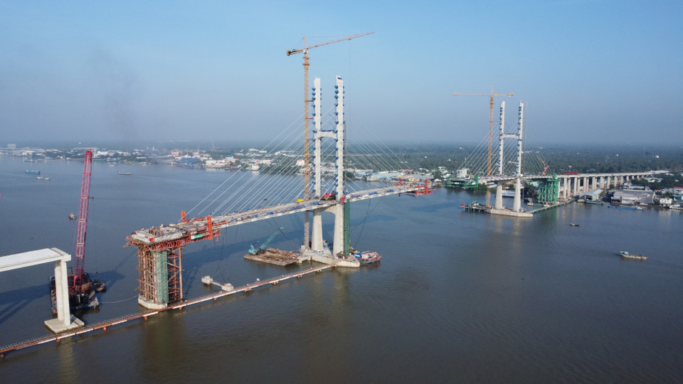 Thi công xây dựng cầu Rạch Miễu 2. (Ảnh: Công Trí/TTXVN)