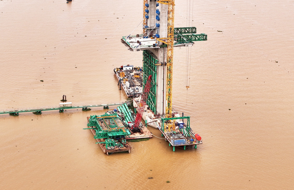 Dự án cầu Rạch Miễu 2 dự kiến hoàn thành trước ngày 30/10/2025. (Ảnh: Hồng Đạt/TTXVN)