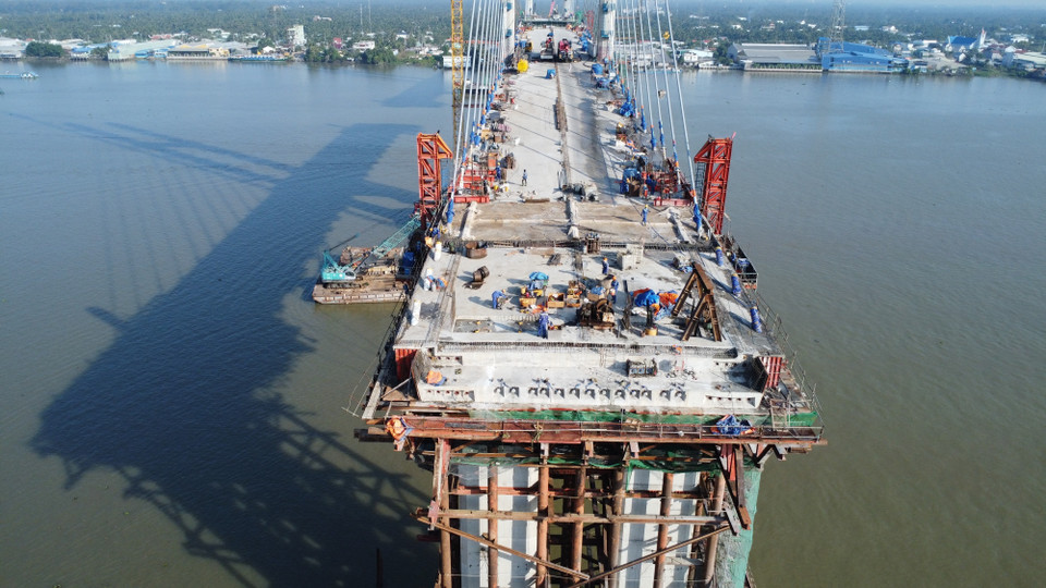 Thi công xây dựng cầu Rạch Miễu 2. (Ảnh: Công Trí/TTXVN)