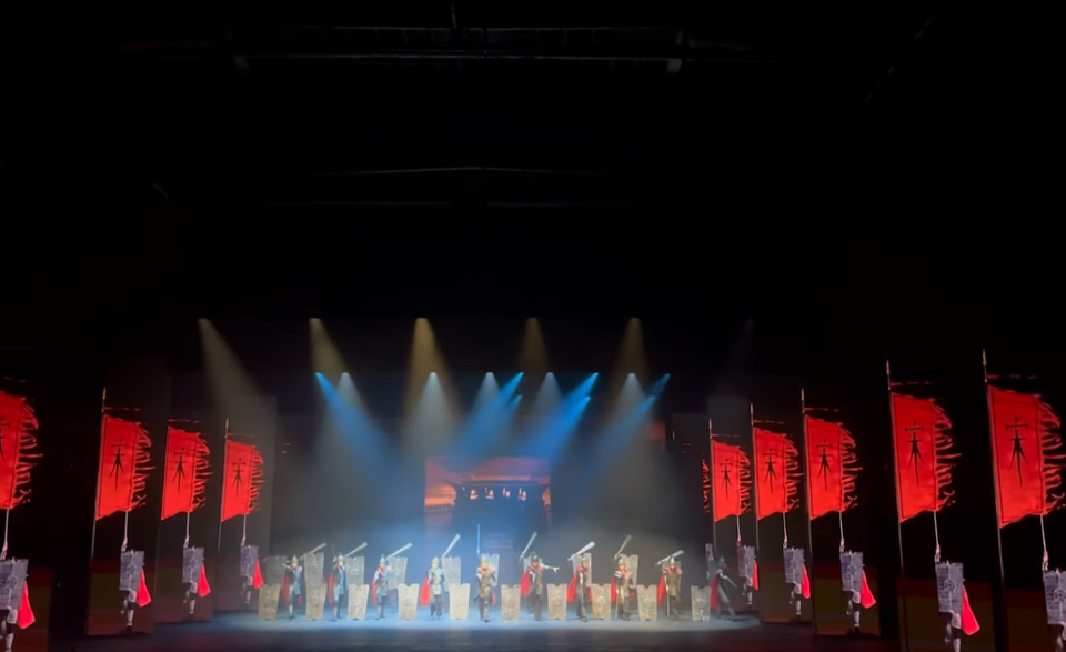 Tiết mục tái hiện cuộc chiến chống quân Kim. (Ảnh: Anh Quang/Vietnam+)