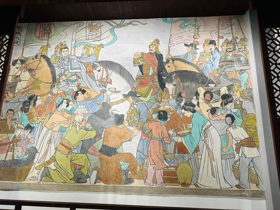 Các bức bích họa trên tường kể về câu chuyện của Nhạc Phi. (Ảnh: Anh Quang/Vietnam+)