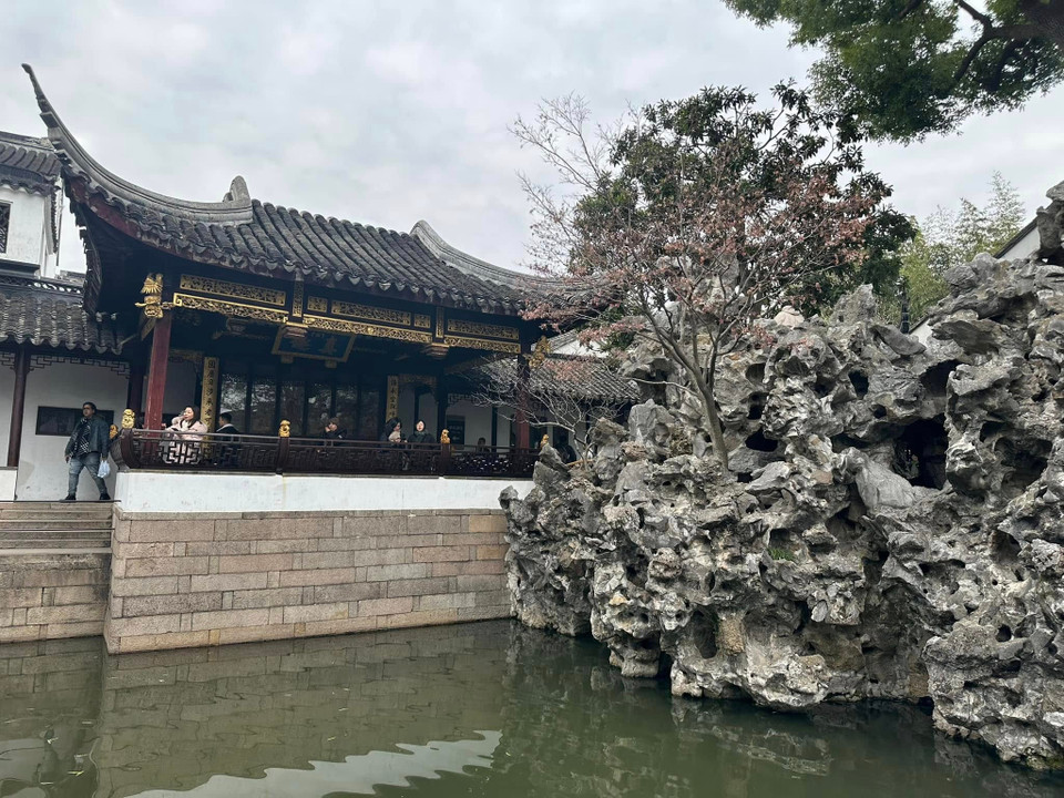 Du khách sẽ cảm thấy thật hoài niệm khi chiêm ngưỡng những tòa tháp với mái nhà ngói phủ rêu, khung cửa bán nguyệt gỗ quý được điêu khắc tinh xảo và 72 con đường mòn quanh co núp bóng dưới những rặng cây, tạo nên một không gian khám phá ấn tượng. (Ảnh: Anh Quang/Vietnam+)