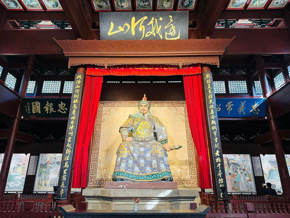 Nhạc Phi đã có 2 lần bắc phạt nước Liêu trong năm 1122, 6 lần bắc phạt nước Đại Tề (quốc gia vùng đệm giữa Tống và Kim do Kim hậu thuẫn) và nước Kim vào các năm 1134, 1135, 1136, 1137, 1140 - 1141, 1141, tổng cộng 126 trận chiến và toàn thắng. Ông là một trong những vị tướng nổi tiếng nhất trong lịch sử Trung Quốc, chức tước của ông trước khi bị sát hại là Đại nguyên soái. Trong ảnh: Bức tượng Nhạc Phi nhiều màu sắc cao 4,5 mét. (Ảnh: Anh Quang/Vietnam+)