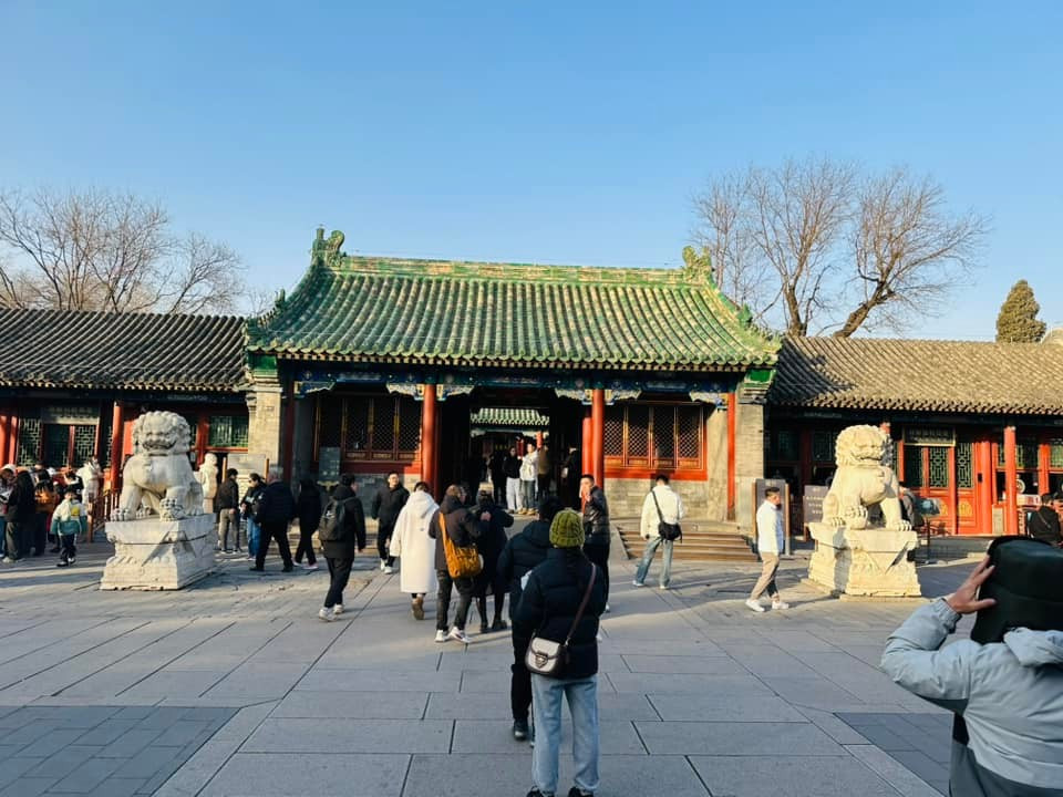 Bước vào vương phủ du khách sẽ thấy được sự bao la và rộng lớn của vương phủ với tổng diện tích là 60.000m2, trong đó phủ đệ chiếm 32.000m2, hoa viên chiếm 28.000m2. (Ảnh: Anh Quang/Vietnam+)