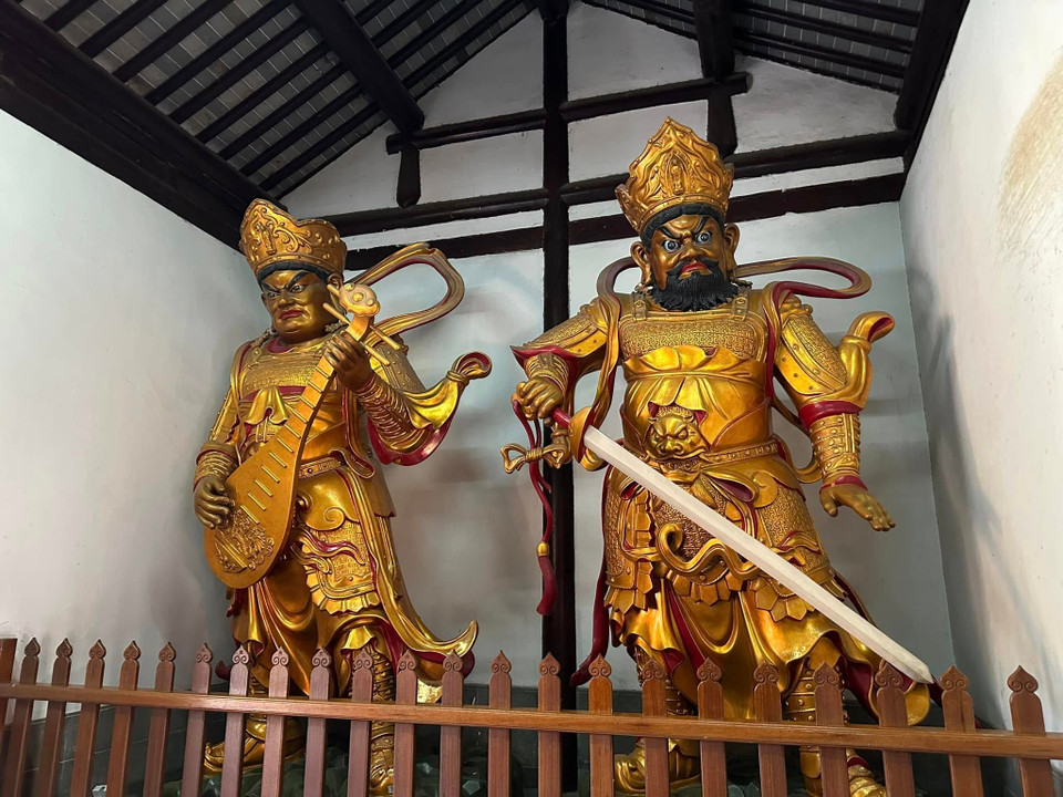 Những bức tượng bên trong chùa. ( Anh Quang/Vietnam+)