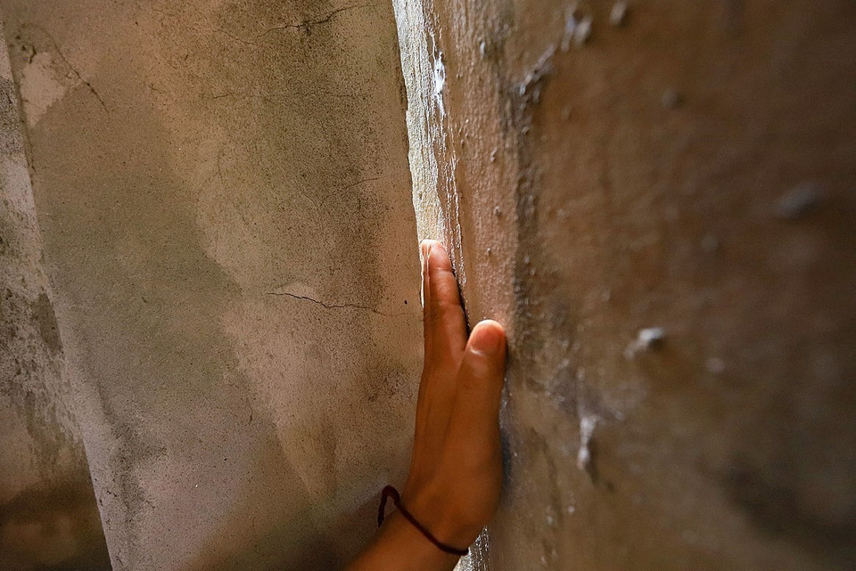 Hố sụt làm chia cắt tường kết nối giữ nhà chính và bếp tạo thành một khe rộng. (Ảnh: Trọng Đạt/TTXVN)