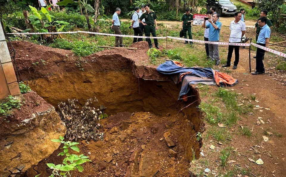 Đoàn kiểm tra gồm sở Xây dựng, Sở Nông nghiệp và Môi trường, các Chuyên gia Viện Hàn lâm Khoa học và Công nghệ Việt Nam cùng chính quyền xã Mường Hoa trực tiếp kiểm tra hiện trường. (Ảnh: Trọng Đạt/TTXVN)