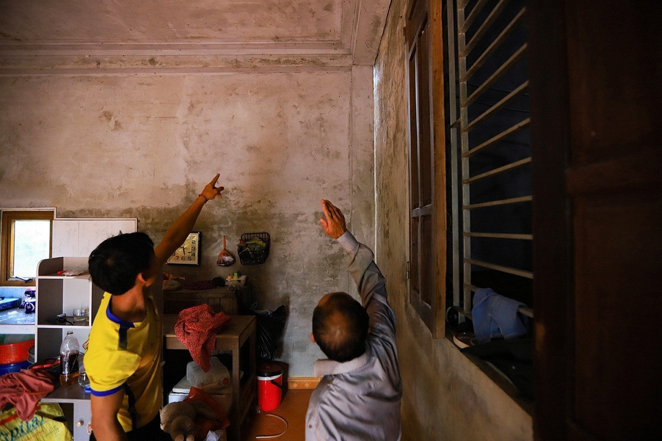 Hố sụt làm chia cắt tường kết nối giữ nhà chính và bếp tạo thành một khe rộng. (Ảnh: Trọng Đạt/TTXVN)