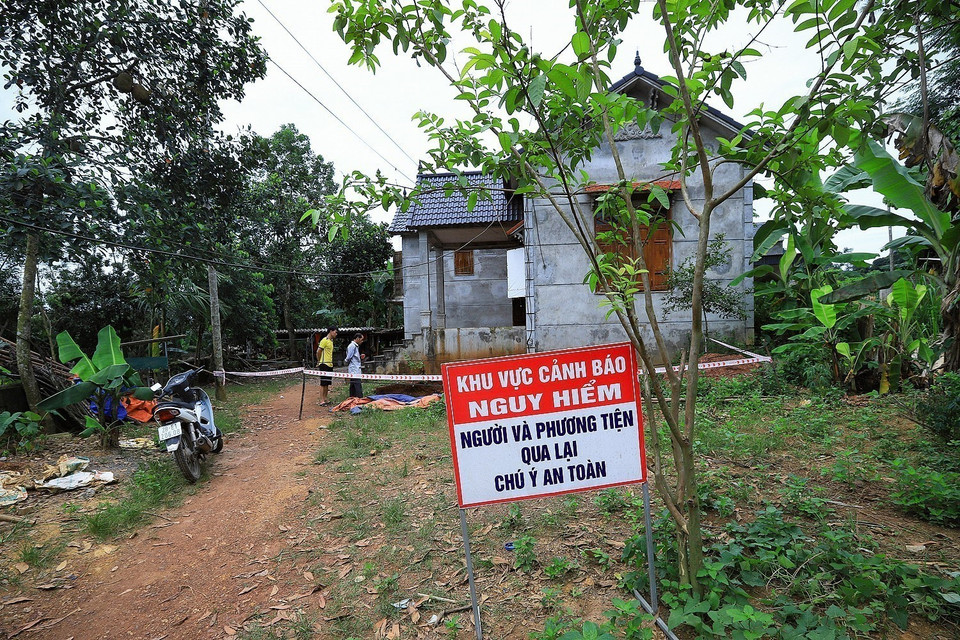 Hiện trường điểm sụt lún tại hộ gia đình bà Bùi Thị Thương, xóm Thăm, xã Mường Hoa, tỉnh Phú Thọ. (Ảnh: Trọng Đạt/TTXVN)