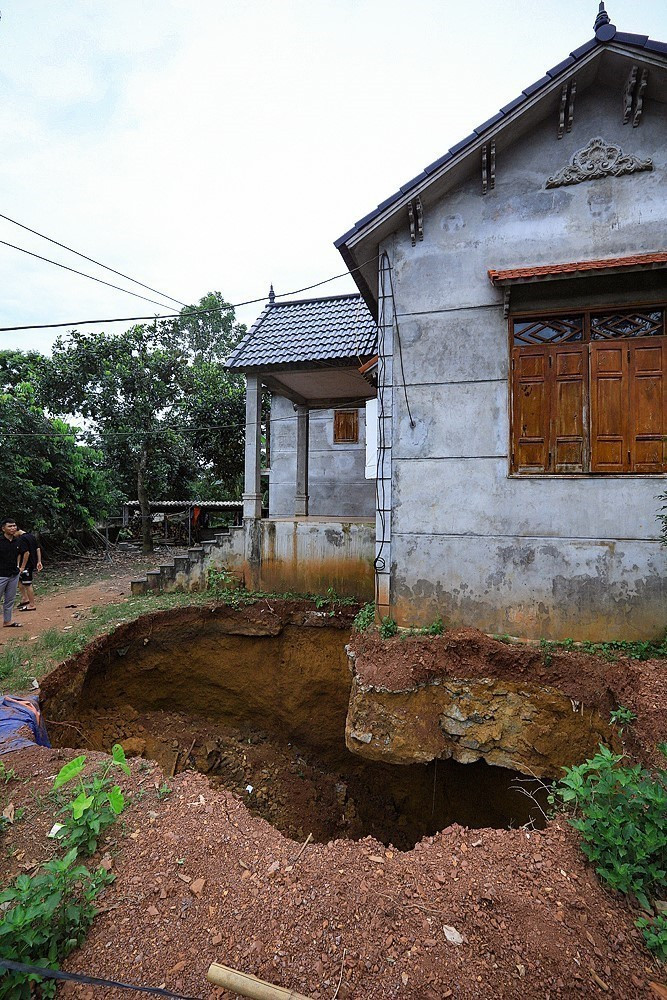 Hố sụt lún ước tính đường kính khoảng hơn 9m, chiều sâu khoảng 8m tiềm ẩn nhiều mối nguy hiểm. (Ảnh: Trọng Đạt/TTXVN)