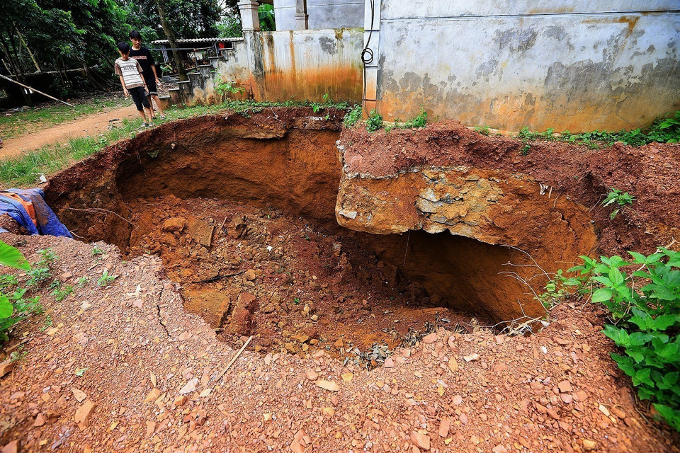 Hố sụt lún ước tính đường kính khoảng hơn 9m, chiều sâu khoảng 8m tiềm ẩn nhiều mối nguy hiểm. (Ảnh: Trọng Đạt/TTXVN)