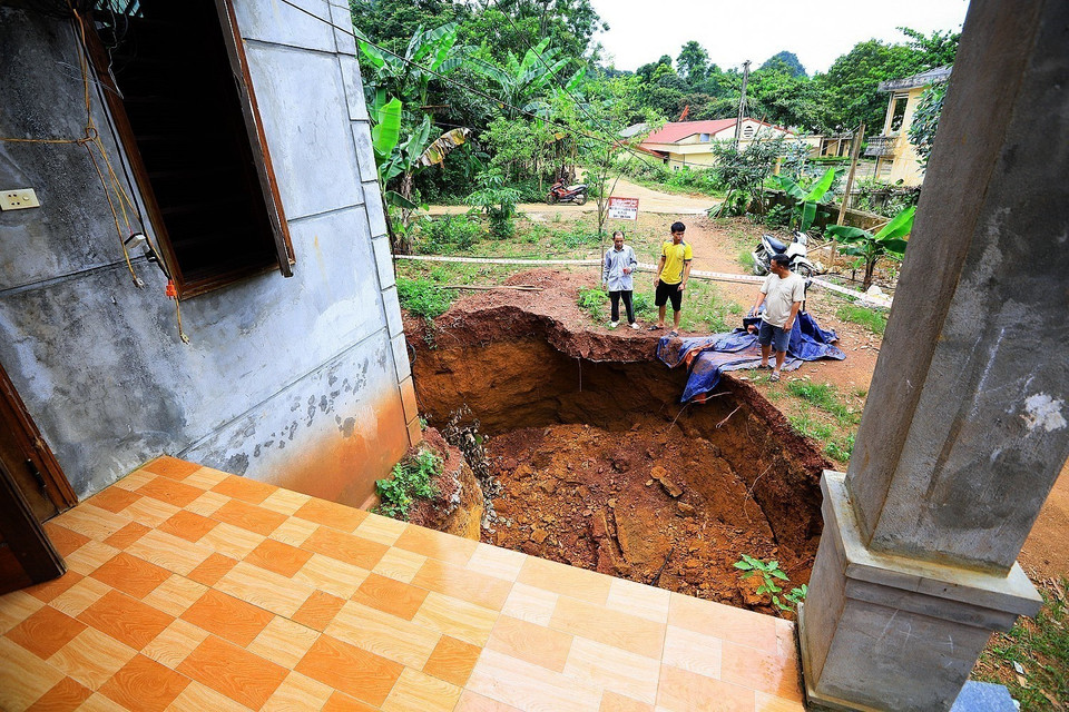 Hố sụt lún xuất hiện ngay góc căn nhà kiên cố. (Ảnh: Trọng Đạt/TTXVN)