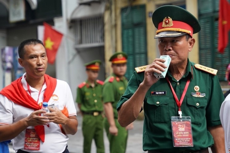 TNgày trước chiến đấu trên chiến trường, ngày nay các cựu chiến binh sải bước hạnh phúc trên tuyến đường diễu hành.(Ảnh: Vietnam+/Vi Nam)