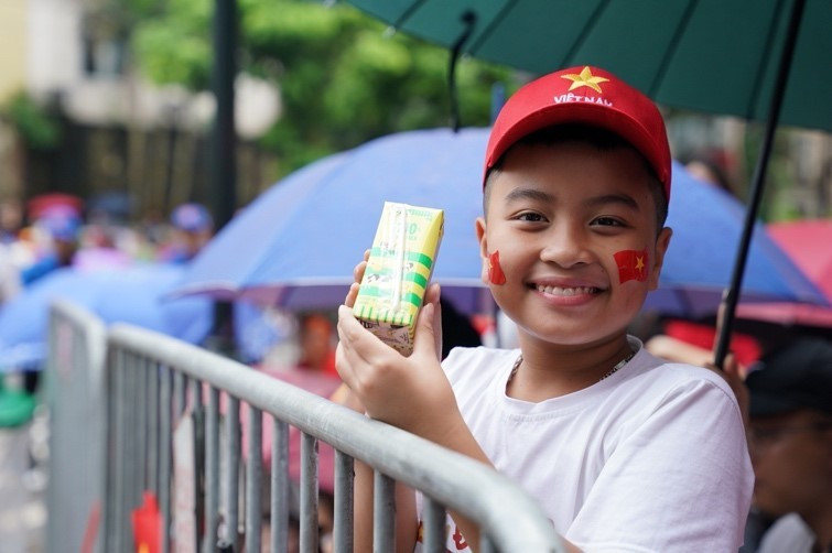 Em bé vui khoe hộp sữa Vinamilk vừa được nhận. Vinamilk luôn dành sự quan tâm đặc biệt đến trẻ em – mang đến nguồn dinh dưỡng chất lượng để các em lớn lên khỏe mạnh, vững vàng và đầy ước mơ. (Ảnh: Vi Nam/Vietnam+)