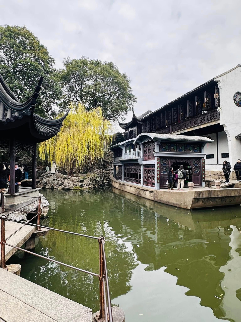 Du khách sẽ cảm thấy thật hoài niệm khi chiêm ngưỡng những tòa tháp với mái nhà ngói phủ rêu, khung cửa bán nguyệt gỗ quý được điêu khắc tinh xảo và 72 con đường mòn quanh co núp bóng dưới những rặng cây, tạo nên một không gian khám phá ấn tượng. (Ảnh: Anh Quang/Vietnam+)