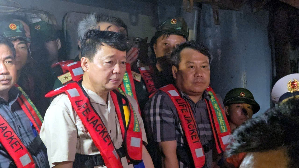 Phó Thủ tướng Chính phủ Trần Hồng Hà chỉ đạo công tác cứu hộ cứu nạn tàu du lịch bị lật. (Ảnh: Thanh Vân/TTXVN)