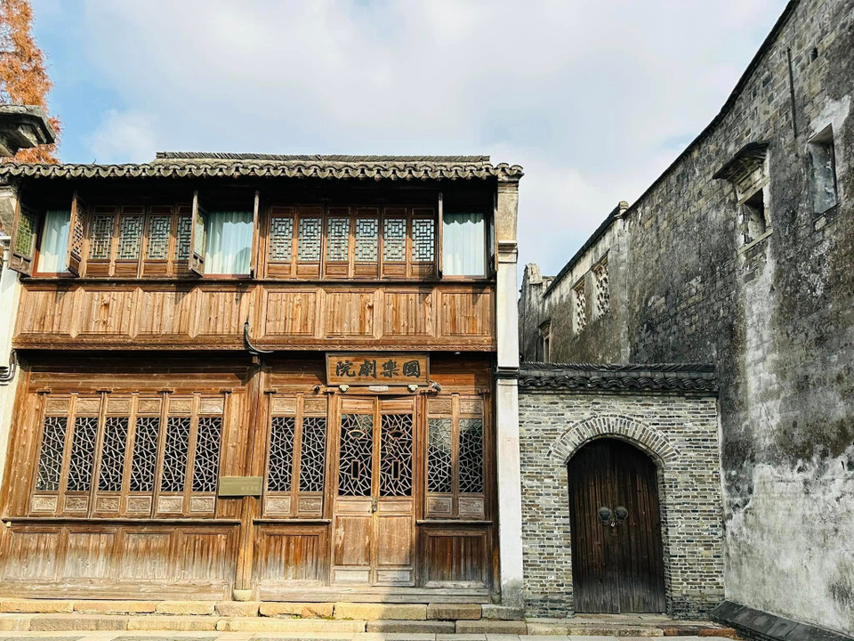 Ô Trấn nổi tiếng với những ngôi nhà truyền thống cổ kính, được bảo tồn tốt, mang đến cho du khách cảm giác lạc vào quá khứ. (Ảnh: Anh Quang/Vietnam+)