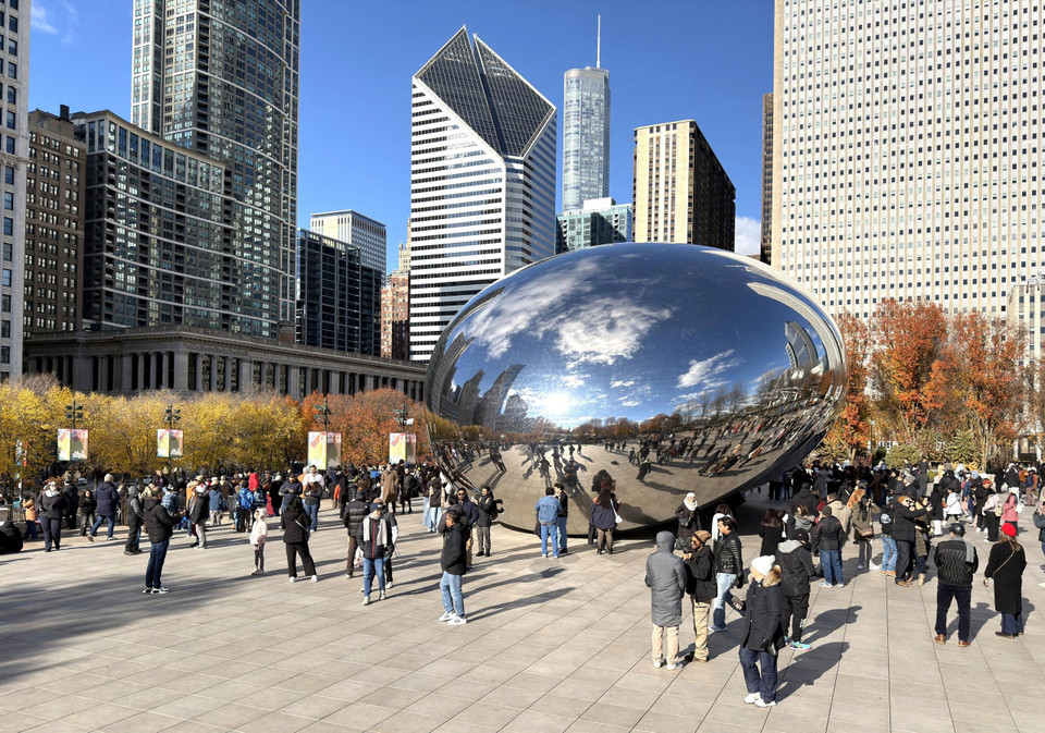 Gia đình và bạn bè tụ tập bên “The Bean” trong không khí lễ hội đầu Đông. (Ảnh: Ngọc Quang/TTXVN)