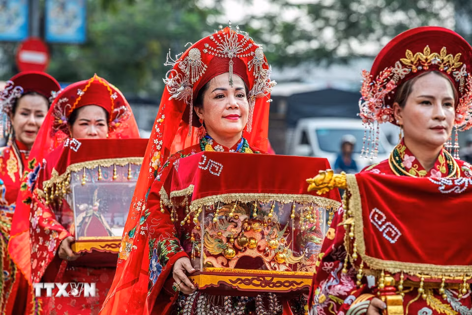 Đạo ngự Thánh Mẫu Đệ Nhất trong đoàn rước Mẫu. (Ảnh: Vân Chi/TTXVN phát)