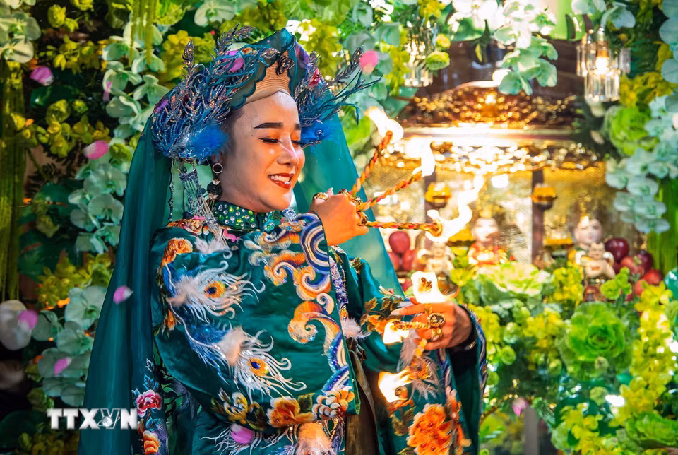 Thanh đồng rực rỡ trong sắc phục Cô Đôi Thượng Ngàn, thực hiện nghi thức hóa thân thành vị nữ thần miền sơn cước. (Ảnh: Vân Chi/TTXVN phát)