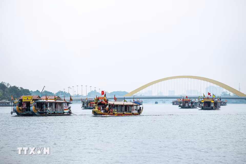 Đoàn rước ngược dòng sông Hương tiến về phía Điện Huệ Nam. (Ảnh: Vân Chi/TTXVN phát)