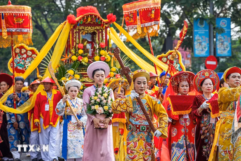 Đạo ngự Tam Cung Vương Mẫu, Công đồng Tứ phủ, Hội đồng Thất Thánh trong đoàn rước Mẫu. (Ảnh: Vân Chi/TTXVN phát)