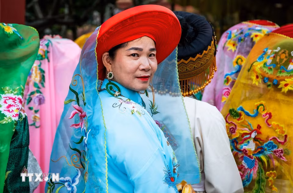 Các thanh đồng, tín hữu Đạo Mẫu trong màu sắc đa dạng của khăn chầu, áo ngự. (Ảnh: Vân Chi/TTXVN phát)
