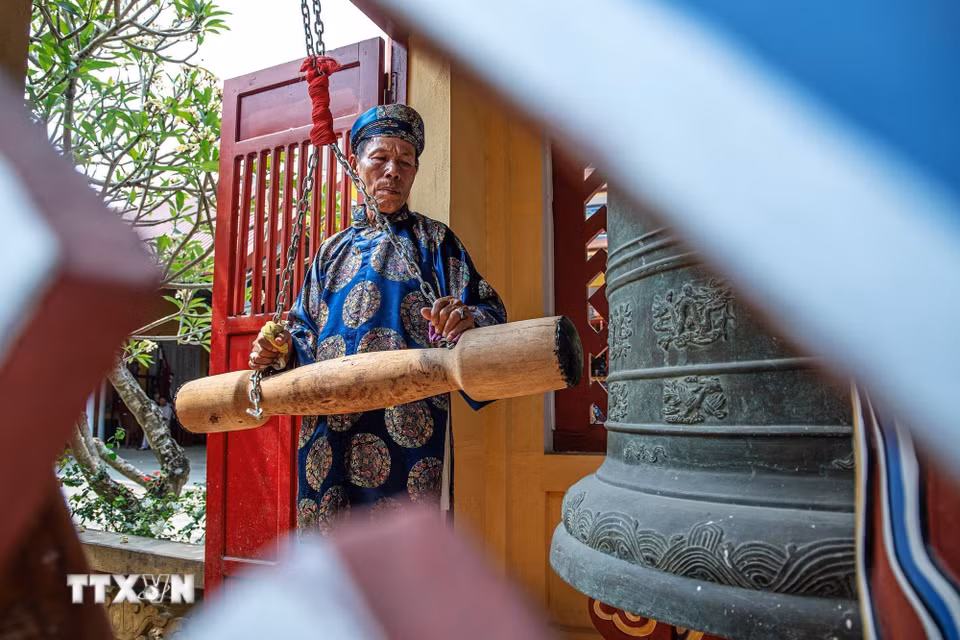 Trong trang phục truyền thống, các bậc bô lão thực hiện những nghi thức cuối cùng tại lễ Chánh tế và Hoàn tạ, chính thức khép lại Lễ hội Điện Huệ Nam 2026. (Ảnh: Vân Chi/TTXVN phát)