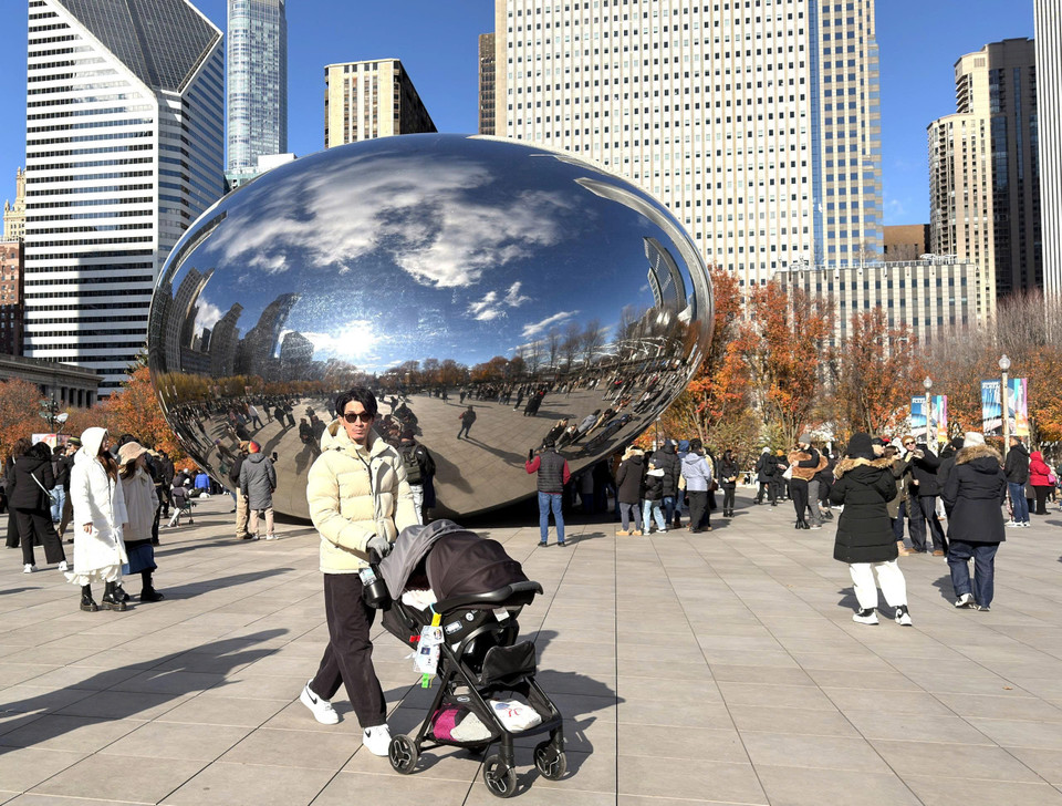 “The Bean” – biểu tượng hiện đại của Chicago, nổi bật giữa sắc vàng rực rỡ của mùa Đông. (Ảnh: Ngọc Quang/TTXVN)