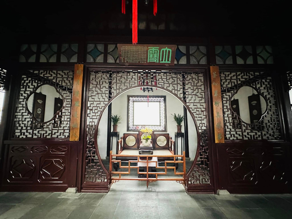 Nét cổ xưa của các đồ vật tinh xảo trong những căn phòng của hoa viên trầm mặc còn được lưu giữ và bảo tồn nguyên vẹn cho đến ngày nay. (Ảnh: Anh Quang/Vietnam+)